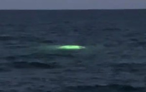 Captan misteiroso objeto submarino emitiendo una luz verde en el Mar de Miani